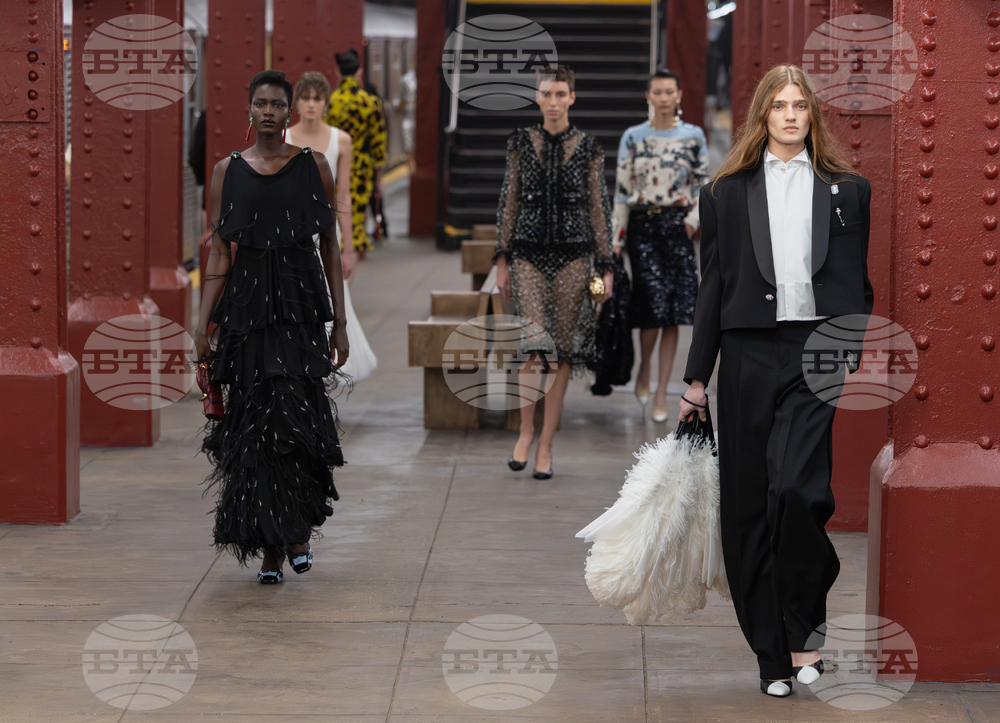 CHANEL 2025/26 Métiers d'art Fashion Show