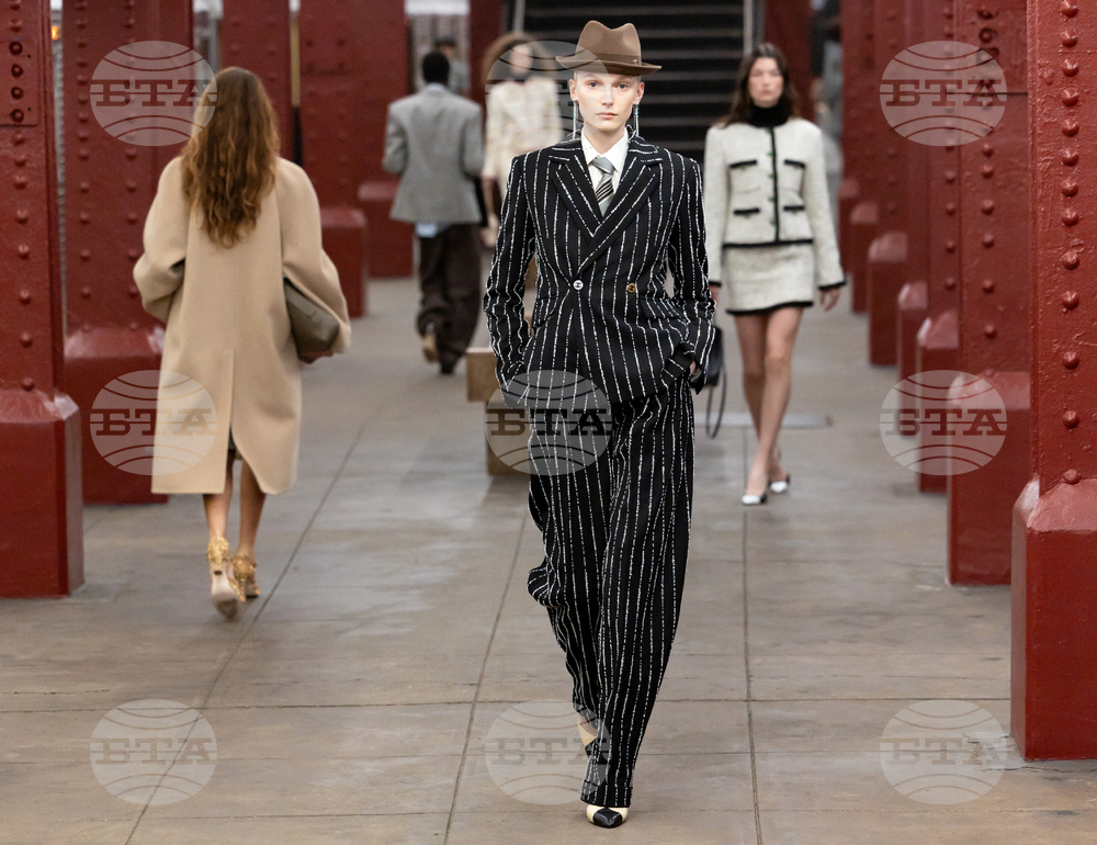 CHANEL 2025/26 Métiers d'art Fashion Show