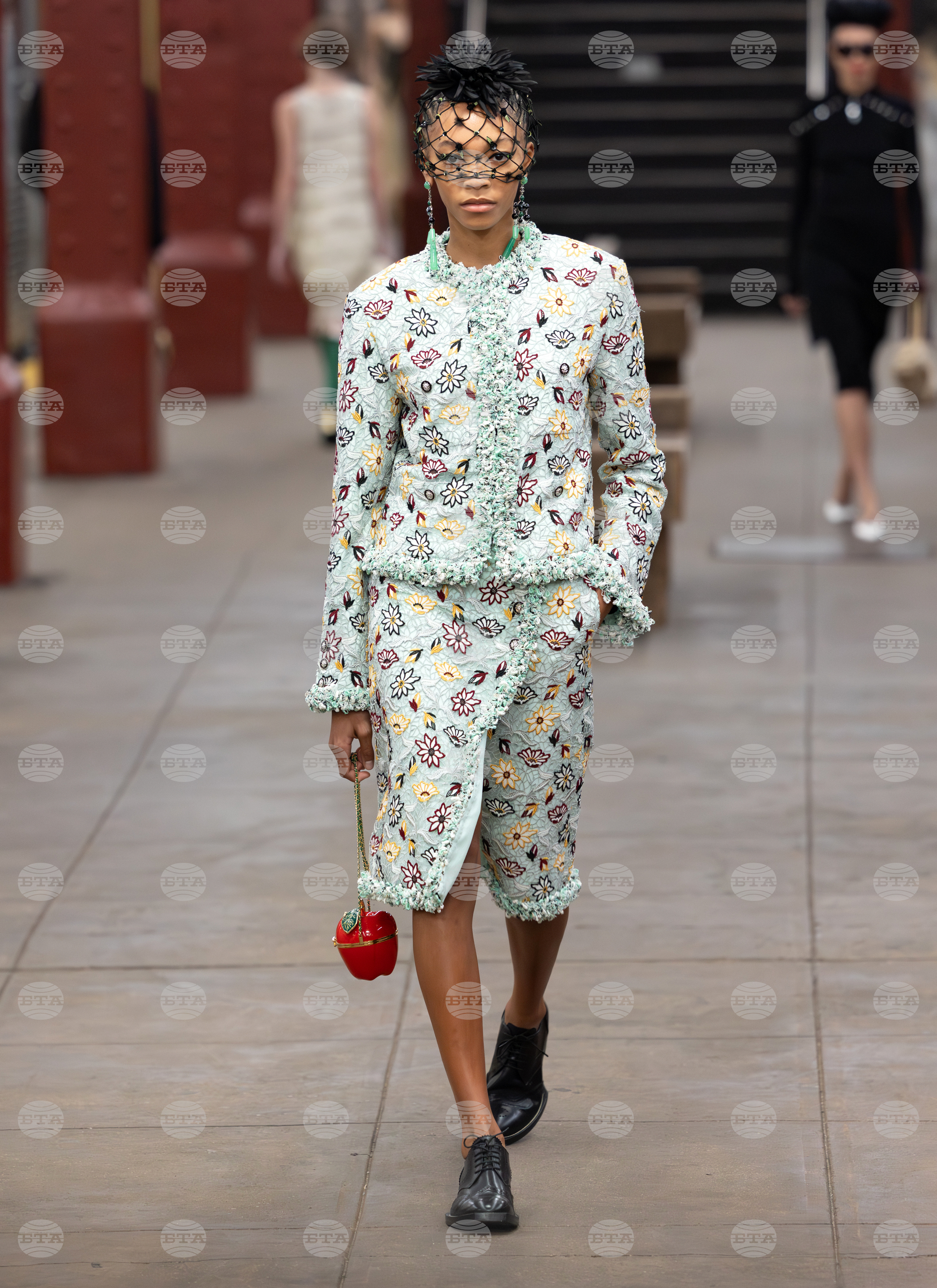 CHANEL 2025/26 Métiers d'art Fashion Show