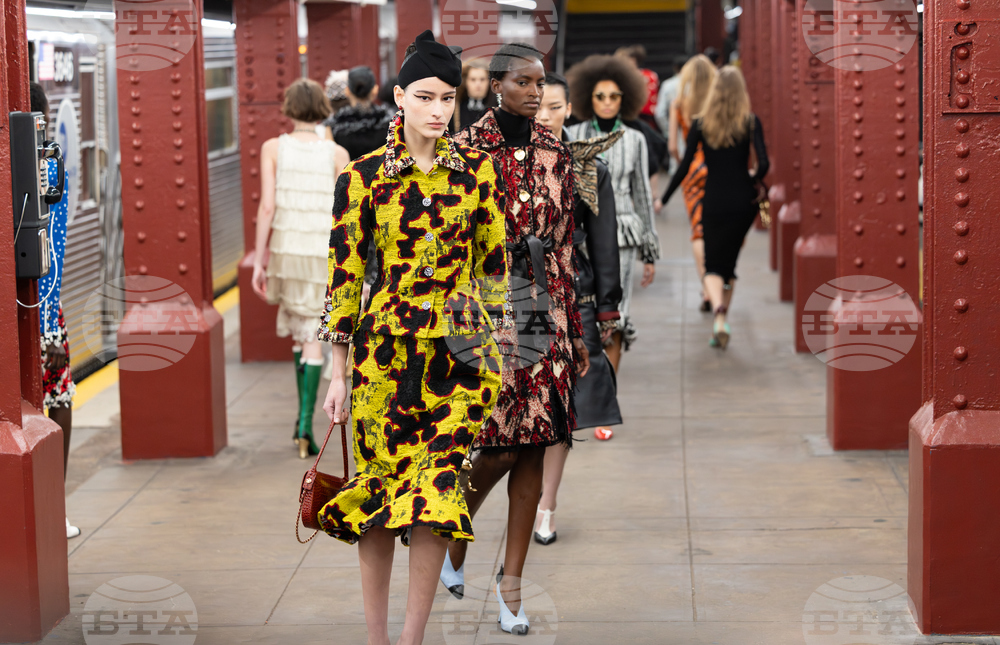 CHANEL 2025/26 Métiers d'art Fashion Show