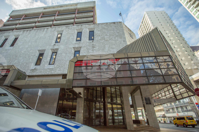 Полицията в Нова Зеландия чака доказателства, след като арестува мъж, погълнал скъп медальон тип „яйце на Фаберже“