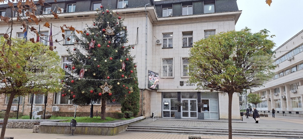 Коледен базар, благотворителни инициативи, кулинарни изкушения и забавления предлага празничната програма в Ловеч през декември