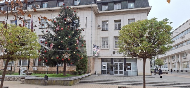 Коледен базар, благотворителни инициативи, кулинарни изкушения и забавления предлага празничната програма в Ловеч през декември