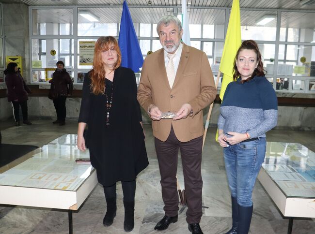 Вече във всички 99 пощенски станции в Русенско може да се закупят стартовите пакети евромонети за физически лица