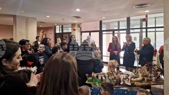 Деца помагат на деца чрез благотворителна коледна изложба базар в Разград