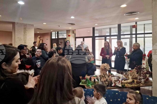 Деца помагат на деца чрез благотворителна коледна изложба базар в Разград