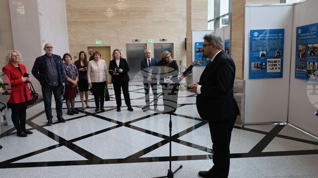 Изложбата „ЛИК на 60 години“ бе открита в Народното събрание