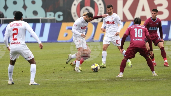 ЦСКА 1948 привлича нападаетл минал през Пари Сен Жермен