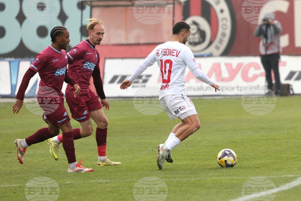 Елитният Септември София загуби от Марек в контролна среща