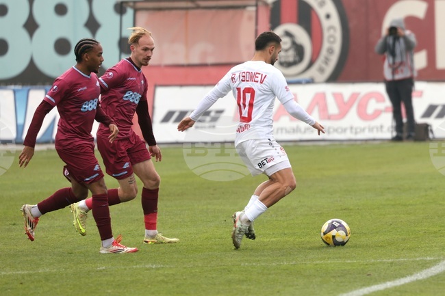 Елитният Септември София загуби от Марек в контролна среща