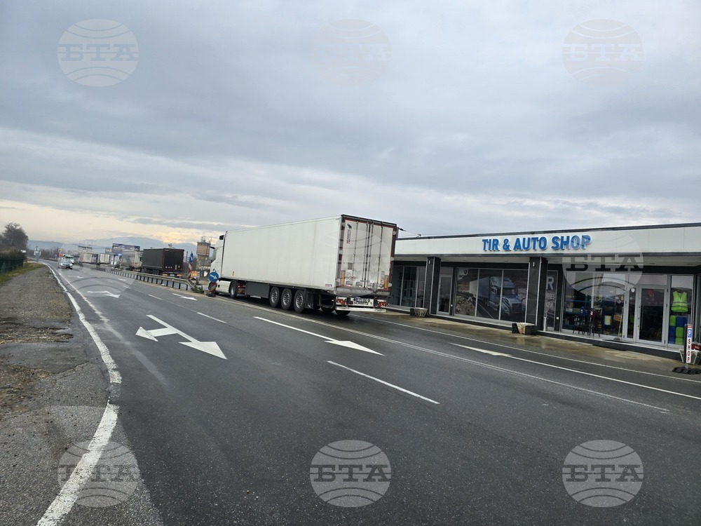 Към този момент леките автомобили и автобусите преминават нормално през граничен преход "Кулата-Промахон"