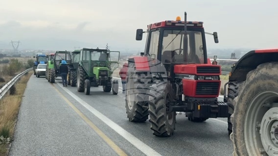 Grški kmetje z blokadami ovirali promet na mejnih prehodih