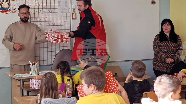 Подаръци се раздават в училища и детски градини в община Шумен в рамките на инициативата "Конвой коледни подаръци"