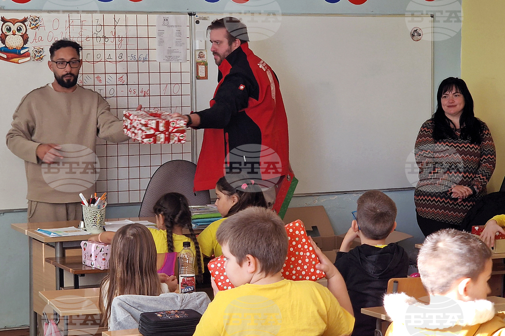 Подаръци се раздават в училища и детски градини в община Шумен в рамките на инициативата "Конвой - коледни подаръци"