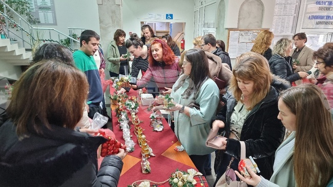 Базар със сувенири, изработени от хора с увреждания, направиха в сградата на Областната администрация в Монтана