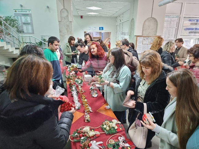 Базар със сувенири, изработени от хора с увреждания, направиха в сградата на Областната администрация в Монтана