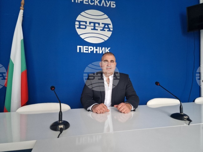 Авторският спектакъл на радомирския ансамбъл „Етнофолк“ – „Огън в сърцето“, ще бъде представен на сцена в Перник