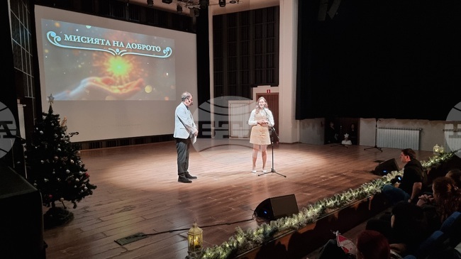 Потребители на социални услуги във Враца представиха концерт спектакъл „Мисията на доброто“