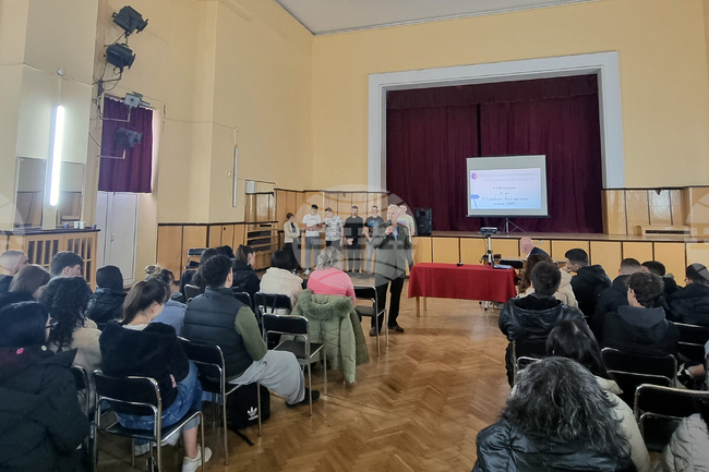 В Плевен ученици от седем гимназии се включиха в честването на 140-ата годишнина от Сръбско-българската война