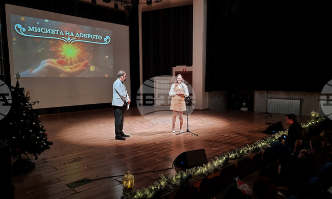 Потребители на социални услуги във Враца представиха концерт спектакъл „Мисията на доброто“