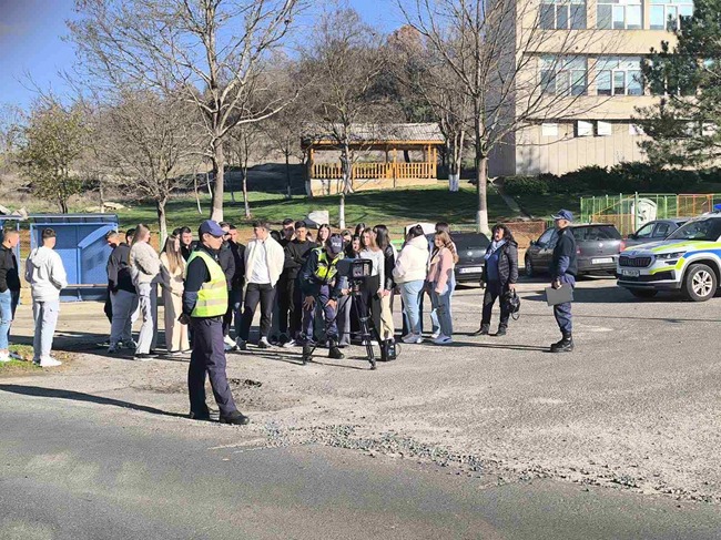 ОДМВР – Кърджали: Ключови знания и умения по безопасност като пешеходци, велосипедисти и пътници в автомобил получиха 300 деца от община Кирково