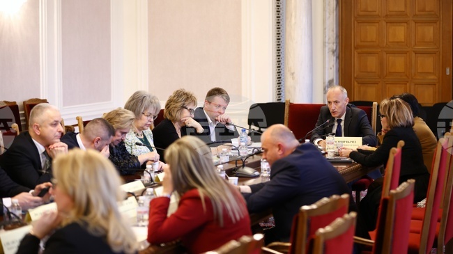 Министър Красимир Вълчев отговаря на въпроси в Комисията по образованието и науката в Народното събрание