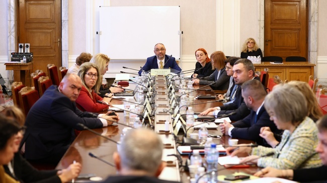 Етичната комисия на МОН не може да арбитрира всички жалби, каза министър Красимир Вълчев