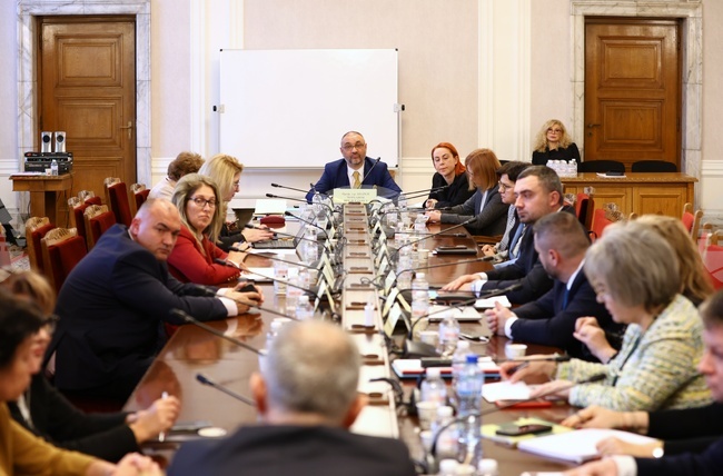 Министър Красимир Вълчев отговори на актуални въпроси, зададени му от народни представители от Комисията по образованието и науката