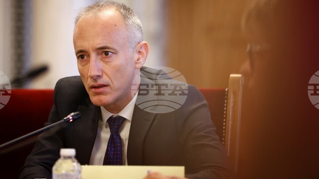 Работим по промени в Закона за висшето образование, каза министър Красимир Вълчев в отговор на актуален въпрос за студентските такси