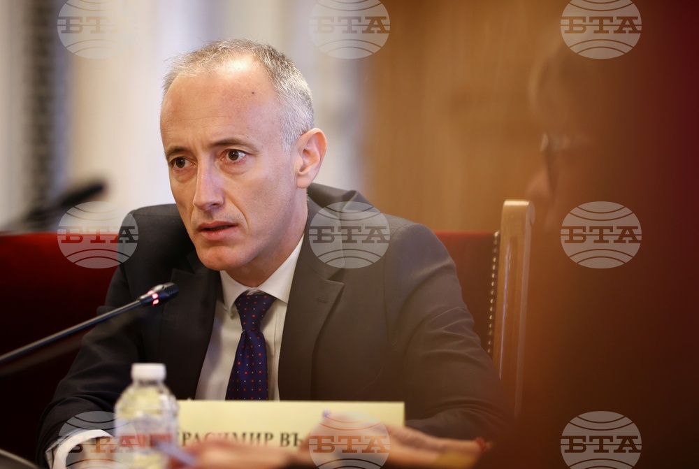 Работим по промени в Закона за висшето образование, каза министър Красимир Вълчев в отговор на актуален въпрос за студентските такси