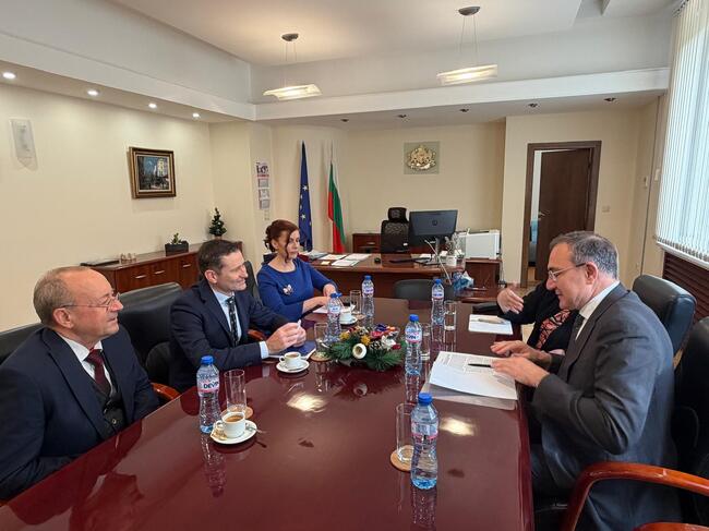 Министър Гуцанов разговаря с генералния секретар на Международната организация на работодателите Роберто Суарес