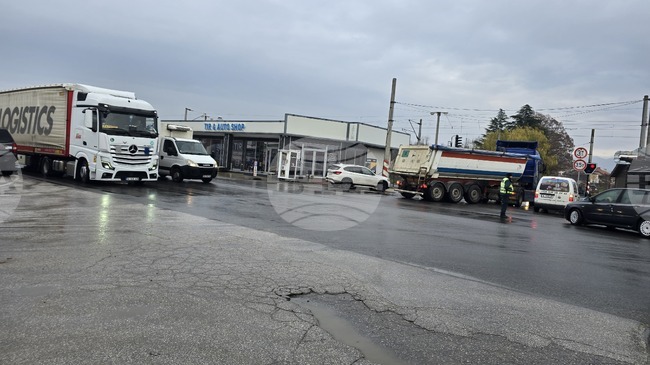 До 19:00 часа ще бъде ограничено преминаването на товарни автомобили през граничен преход „Кулата-Промахон", съобщиха от „Гранична полиция" 