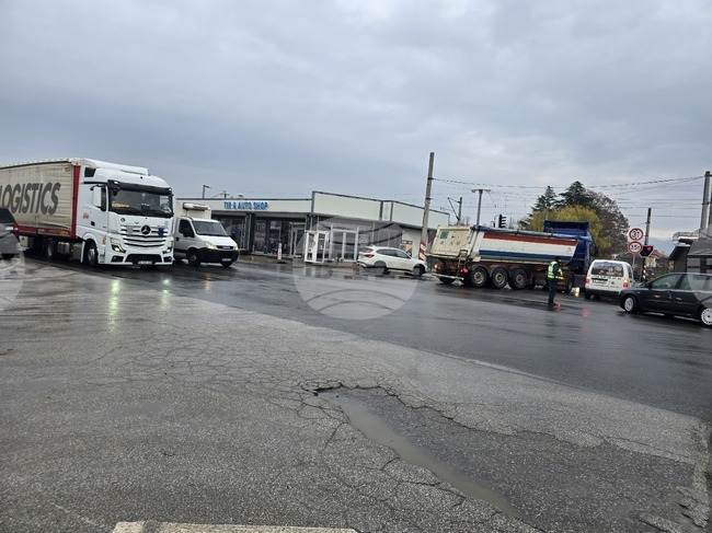 До 19:00 часа ще бъде ограничено преминаването на товарни автомобили през граничен преход „Кулата-Промахон", съобщиха от „Гранична полиция" 