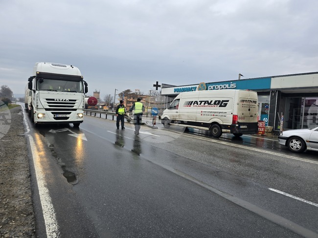 Временно е ограничено движението по пътя София – Кулата, при 441-ви км през граничния преход "Кулата", за превозни средства над 12 т, в двете посоки