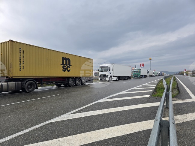 Временно е преустановено пропускането на товарни автомобили на граничен пункт „Промахон“, съобщиха от "Гранична полиция"