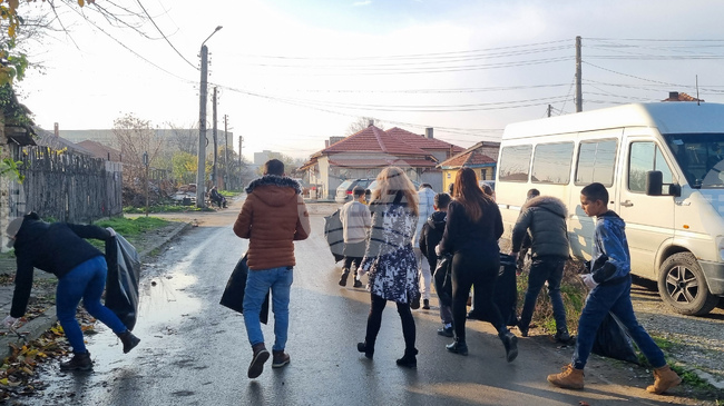 Инициатива за почистване в квартал „Малчо Малчев“ в Търговище събра деца и възрастни 