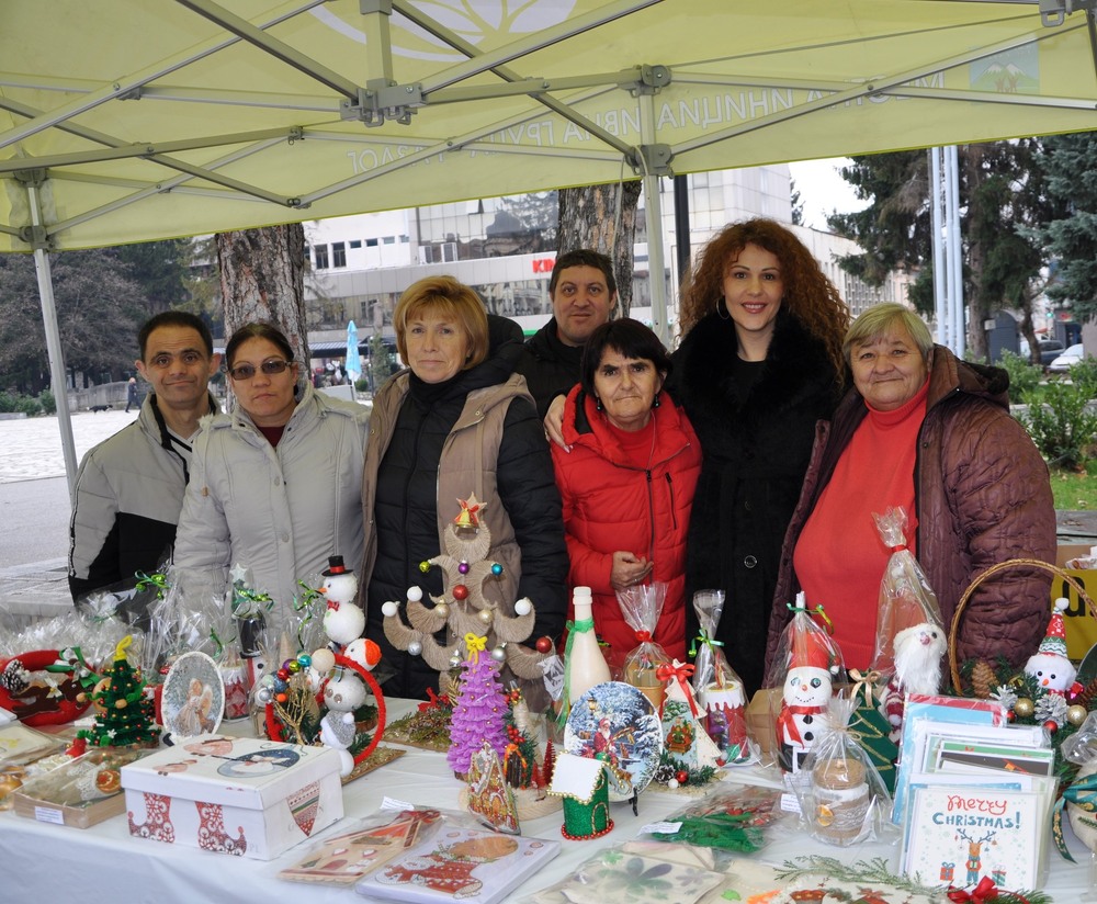 В духа на добротата и съпричастността, Коледните базари в Разлог продължават и днес.