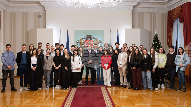 Президентът Румен Радев се срещна със студенти и изрази подкрепата си за активната им гражданска позиция в защита на демокрацията