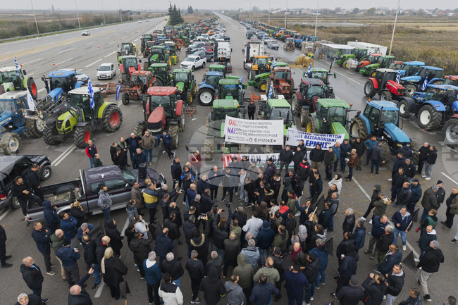 Обработката на камиони на граничен пункт Ипсала-Кипи на турско-гръцката граница е спряна заради протестите на гръцките земеделци