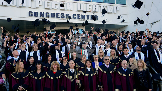 Над 700 абсолвенти получиха своите дипломи от Бургаския държавен университет