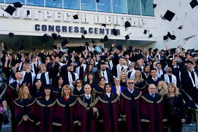 Над 700 абсолвенти получиха своите дипломи от Бургаския държавен университет