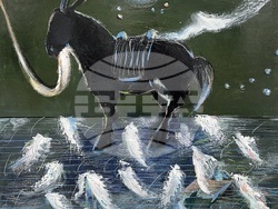 Греди Асса кани посетителите в своя микросвят с изложбата „Миниатюри“. Снимка: Галерия „Ракурси“