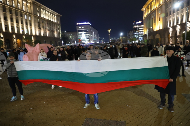 Граждани се събраха пред Министерския съвет на протест срещу правителството