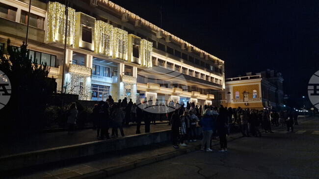 Протестиращи се събраха пред сградата на Община Шумен