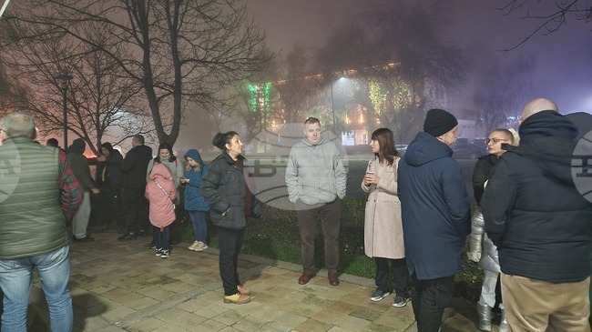 Граждани на Разград се събраха тази вечер на протест пред сградата на Общината и областната администрация