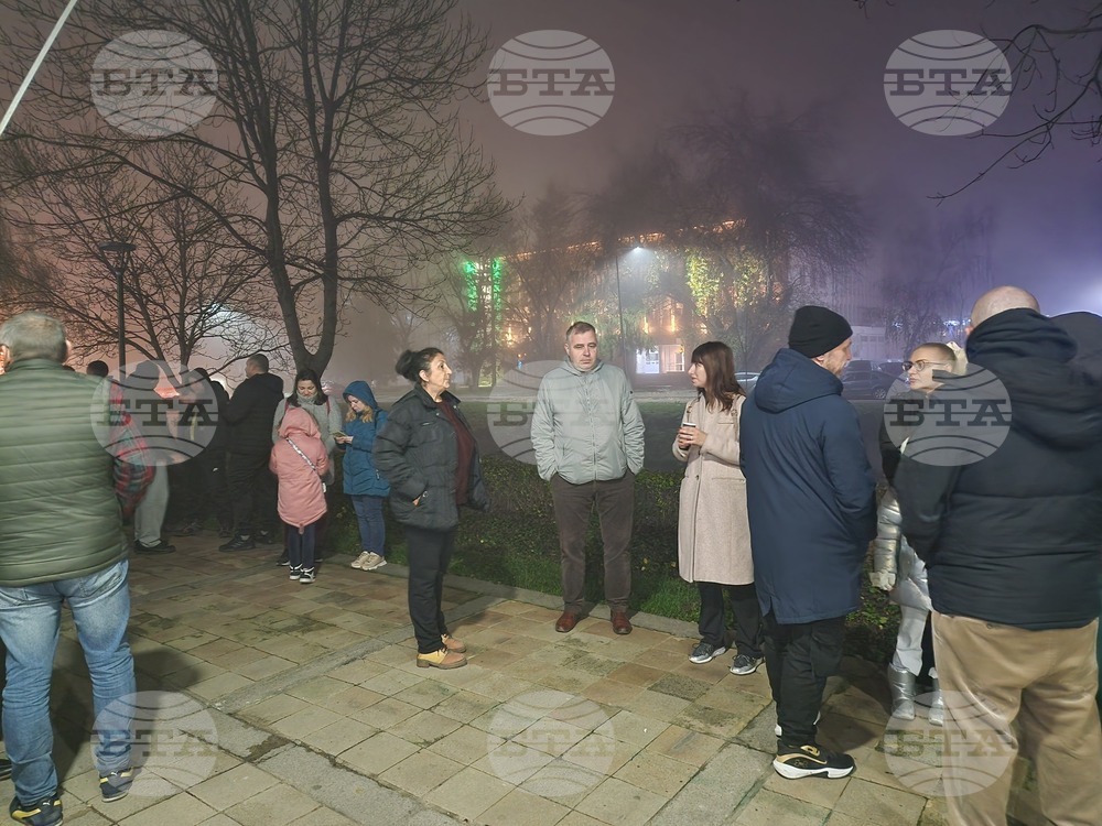 Граждани на Разград се събраха тази вечер на протест пред сградата на Общината и областната администрация