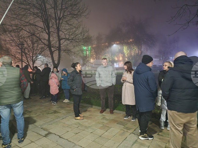 Граждани на Разград се събраха тази вечер на протест пред сградата на Общината и областната администрация