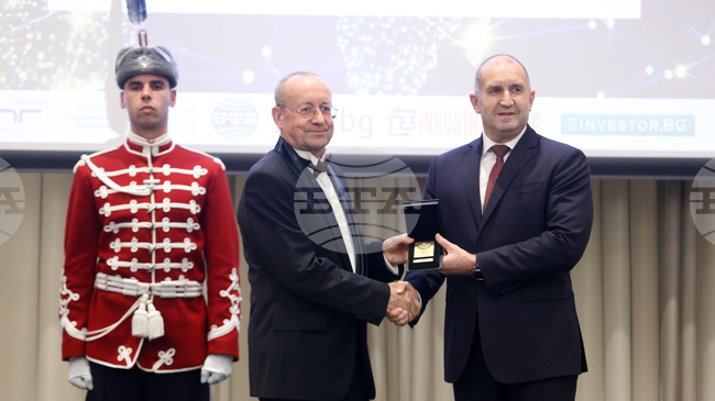 Държавният глава Румен Радев връчи на Българската търговско-промишлена палата почетния знак на президента