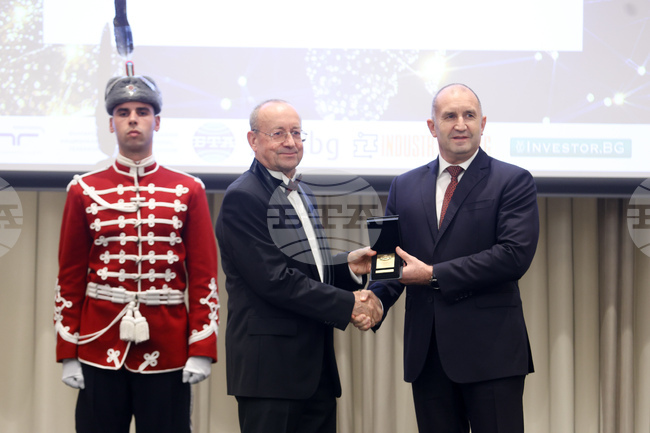 Държавният глава Румен Радев връчи на Българската търговско-промишлена палата почетния знак на президента