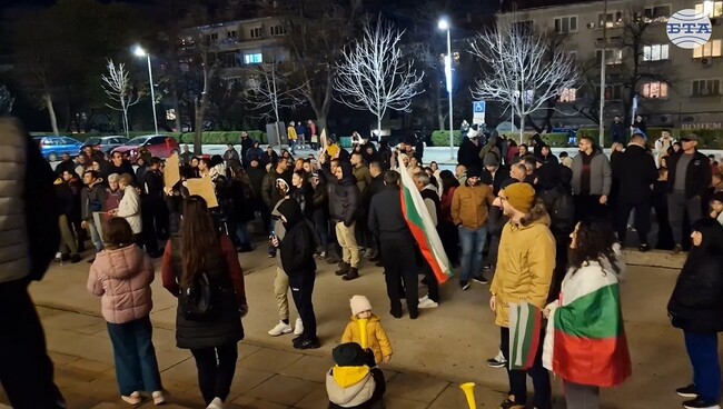 Протестиращи се събраха пред сградата на Община Шумен
